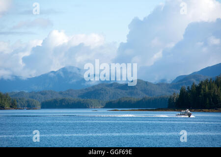 Ein Boot auf den pazifischen Gewässern des Great Bear Rainforest in Heiltsuk-Gebiet, in der Nähe von Bella Bella, British Columbia, Kanada. Stockfoto