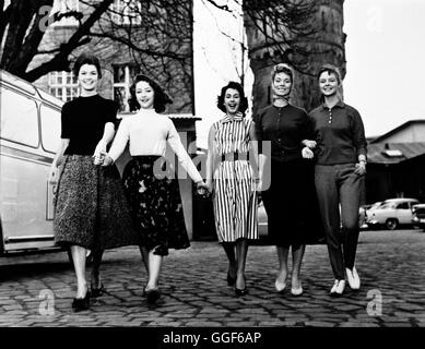 MÄDCHEN IN UNIFORM / Deutschland 1958 / GÄza von Radvanyi GINA ALBERT, CHRISTINE KAUFMANN, ULLA MORITZ, GINETTE PIGEON, SABINE SINJEN Studienabschnitte Einer Drehpause. Regie: GÄza von Radv nyi Stockfoto