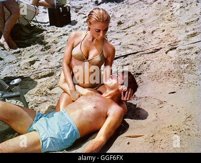 STERBEN die NACKTEN TATSACHEN / Don't make Waves USA 1966 / Alexander Mackendrick TONY CURTIS, Mitte (Carlo Cofield), SHARON TATE (Malibu), in "Die Nackten Tatsachen", 1966. Regie: Alexander Mackendrick aka. Mach keine Wellen Stockfoto