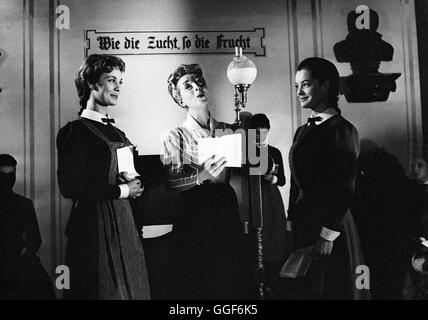 MÄDCHEN IN UNIFORM / Deutschland 1958 / Geza von Radvaanyi BLANDINE EBINGER, ROMY SCHNEIDER in Einer Szene aus "Mädchen in Uniform", 1958. Regie: Geza von Radvanyi Stockfoto