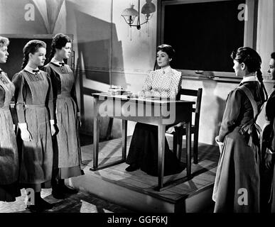 MÄDCHEN IN UNIFORM / Deutschland 1958 / Geza von Radvaanyi ROMY SCHNEIDER, LILLI PALMER in Einer Filmszene aus "Mädchen in Uniform", 1958. Regie: Geza von Radvanyi Stockfoto