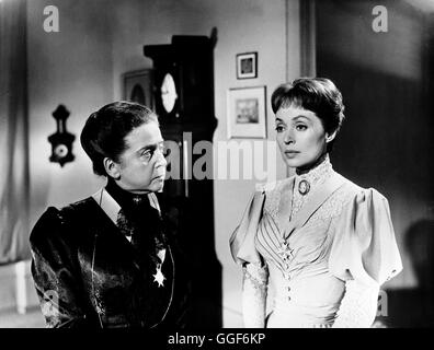 MÄDCHEN IN UNIFORM / Deutschland 1958 / GÄza von Radvanyi THERESE GIEHSE (Oberin), LILLI PALMER (Fräulein von Bernburg) in Einer Filmszene aus "Mädchen in Uniform", 1958. Regie: GÄza von Radv nyi Stockfoto