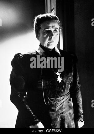 MÄDCHEN IN UNIFORM / Deutschland 1958 / GÄza von Radvanyi THERESE GIEHSE (Oberin) in Einer Filmszene aus "Mädchen in Uniform", 1958. Regie: GÄza von Radv nyi Stockfoto