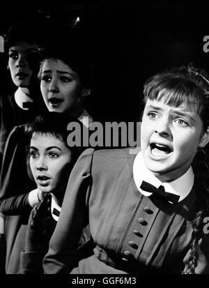 MÄDCHEN IN UNIFORM / Deutschland 1958 / Geza von Radvaanyi SABINE SINJEN in Einer Filmszene aus "Mädchen in Uniform", 1958. Regie: Geza von Radvanyi Stockfoto