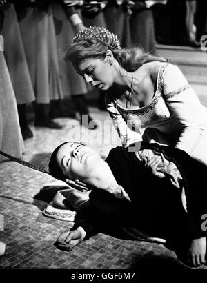MÄDCHEN IN UNIFORM / Deutschland 1958 / Geza von Radvaanyi ROMY SCHNEIDER, GINETTE PIGEON in Einer Filmszene aus "Mädchen in Uniform", 1958. Regie: Geza von Radvanyi Stockfoto