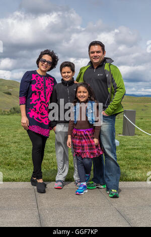 Familie, Touristen, Artesa Weinberge und Weinkeller, Carneros Region, Napa Valley, California, Vereinigte Staaten von Amerika Stockfoto