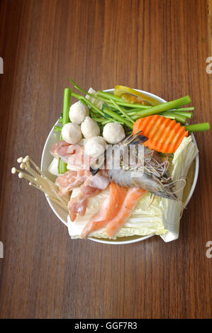 Hot Pot von Thai-Stil mit Garnelen und Lachs Stockfoto