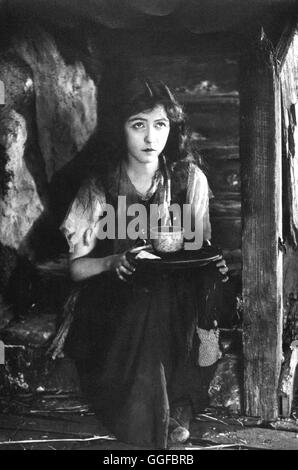 ZWEI WAISEN IM STURM / Waisen der Sturm USA 1921 / David Wark Griffith LILIAN GISH (Henriette Girard)-Regie: David Wark Griffith aka. Waisen des Sturms Stockfoto