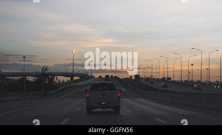 Auto auf der Autobahn Abend. Stockfoto