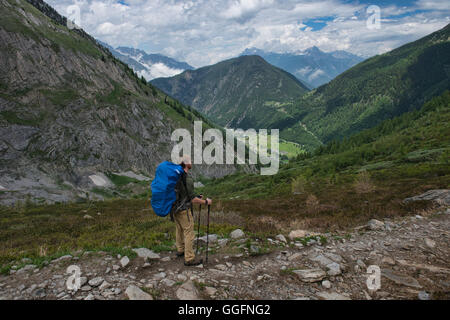 Haute Route Trekker Abstieg vom Col de Balme Pass an der Grenze von Frankreich und der Schweiz. Stockfoto