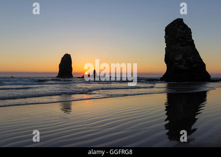 Sonnenuntergang über der Nadeln Felsformation in Cannon Beach an der Küste von Oregon Stockfoto