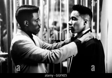 NEW JACK CITY / New Jack City USA 1990 / Mario Van Peebles Mit der Synthetischen Droge Crack hat der Schwarze Gangster-Boss Nino Brown Ein Mächtiges Imperium Aufgebaut. Doch Zwei Polizisten Sind Ihm Auf Den Fersen: der Schwarze Scotty Appleton Und Sein Weißer Kollege Nick Peretti. Sterben Sie Beiden Gehen in Den Untergrund Und Schleichen Sich in Ninos Gang Ein. Foto: Nino Brown (WESLEY SNIPES), Gee Geld (ALLEN PAYNE)-Regie: Mario Van Peebles aka. New Jack City Stockfoto