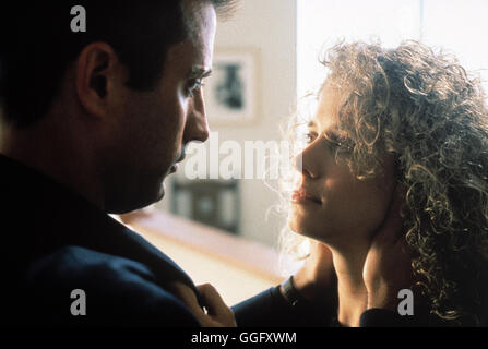 Inneres - TRAU IHM, ER IST EIN COP / Internal Affairs / Mike Figgis ANDY GARCIA (Raymond Avila), NANCY TRAVIS (Cathleen Avila) Regie: Mike Figgis aka. Innere Angelegenheiten Stockfoto