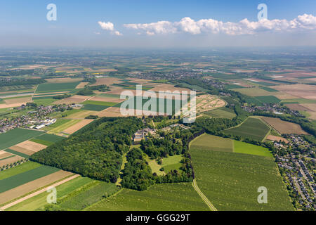 Luftaufnahme, Garten von Schloss Dyck, Grabenlöffel Schloss der Stadt Juchen, Rheinland, zwei Tankstellen, Parkplätze, Stockfoto