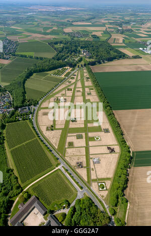 Luftaufnahme, Garten von Schloss Dyck, Grabenlöffel Schloss der Stadt Juchen, Rheinland, zwei Tankstellen, Parkplätze, Stockfoto