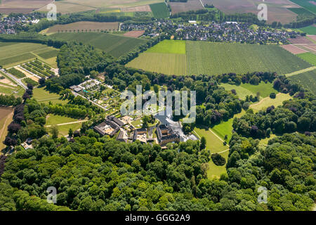 Luftaufnahme, Garten von Schloss Dyck, Grabenlöffel Schloss der Stadt Juchen, Rheinland, zwei Tankstellen, Parkplätze, Stockfoto