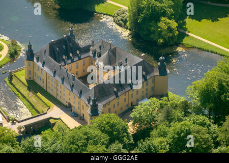 Luftaufnahme, Garten von Schloss Dyck, Grabenlöffel Schloss der Stadt Juchen, Rheinland, zwei Tankstellen, Parkplätze, Stockfoto