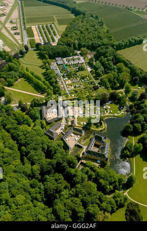 Luftaufnahme, Garten von Schloss Dyck, Grabenlöffel Schloss der Stadt Juchen, Rheinland, zwei Tankstellen, Parkplätze, Stockfoto