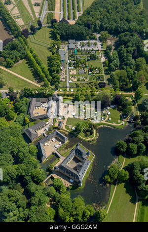 Luftaufnahme, Garten von Schloss Dyck, Grabenlöffel Schloss der Stadt Juchen, Rheinland, zwei Tankstellen, Parkplätze, Stockfoto