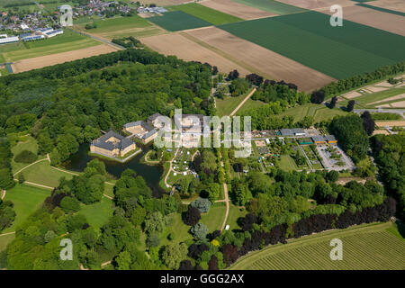 Luftaufnahme, Garten von Schloss Dyck, Grabenlöffel Schloss der Stadt Juchen, Rheinland, zwei Tankstellen, Parkplätze, Stockfoto