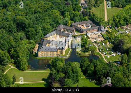 Luftaufnahme, Garten von Schloss Dyck, Grabenlöffel Schloss der Stadt Juchen, Rheinland, zwei Tankstellen, Parkplätze, Stockfoto