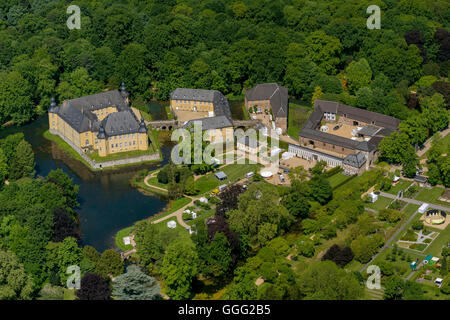 Luftaufnahme, Garten von Schloss Dyck, Grabenlöffel Schloss der Stadt Juchen, Rheinland, zwei Tankstellen, Parkplätze, Stockfoto