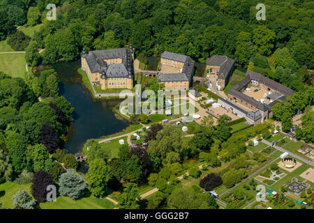 Luftaufnahme, Garten von Schloss Dyck, Grabenlöffel Schloss der Stadt Juchen, Rheinland, zwei Tankstellen, Parkplätze, Stockfoto