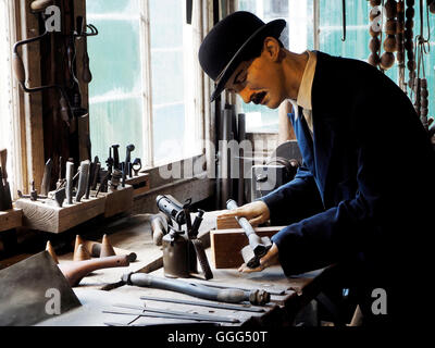 Der Klempner-Workshop in Weald & Downland Open Air Museum. Stockfoto