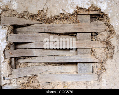 Detail der Flechtwerk und Lehm Bau in einem Tudor Gebäude zeigt Drehmaschinen und die Textur der Daub und Oberfläche Kalkputz. Stockfoto