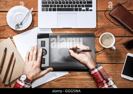 Grafik-Designer arbeiten mit interaktiven Stift-Displays, digitale Zeichnung Tablett und Stift auf einem computer Stockfoto