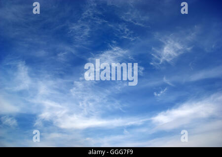 Tiefblauer Himmel am sonnigen Tag. Stockfoto