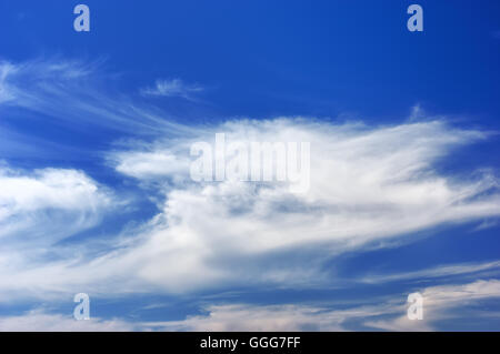 Tiefblauer Himmel am sonnigen Tag. Stockfoto