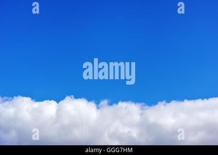 Tiefblauer Himmel am sonnigen Tag. Stockfoto