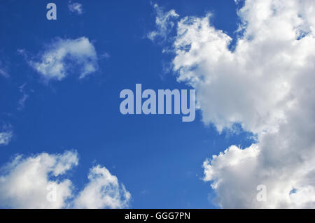 Tiefblauer Himmel am sonnigen Tag. Stockfoto