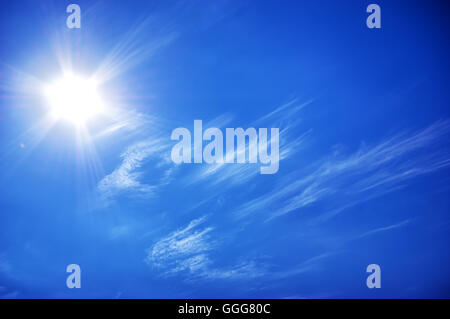 Tiefblauer Himmel am sonnigen Tag. Stockfoto