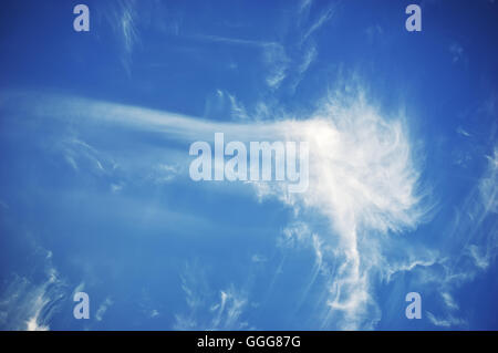 Tiefblauer Himmel am sonnigen Tag. Stockfoto