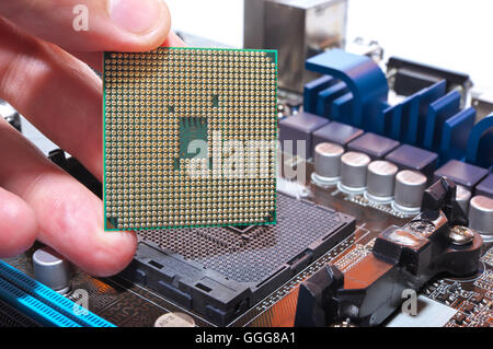 CPU und Mainboard. Einbau Zentrale Mikroprozessor im motherboard Stockfoto