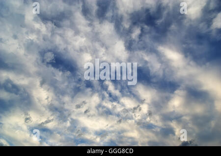 Tiefblauer Himmel am sonnigen Tag. Stockfoto