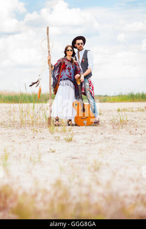 Mann und Frau als Boho Hipster gegen blauen Himmel Stockfoto