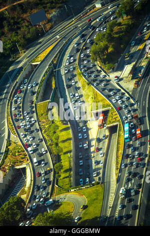 Stadtverkehr - Feierabendverkehr auf Straßen der Stadt. Stockfoto