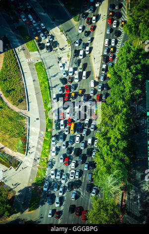 Stadtverkehr - Feierabendverkehr auf Straßen der Stadt. Stockfoto
