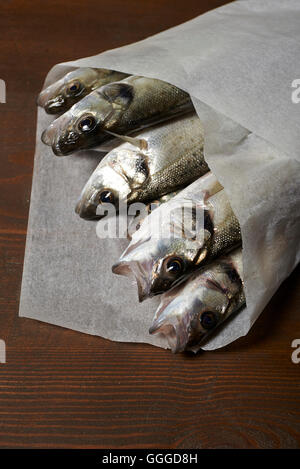 frischer Fisch, Wolfsbarsch, bereit für das Kochen Stockfoto