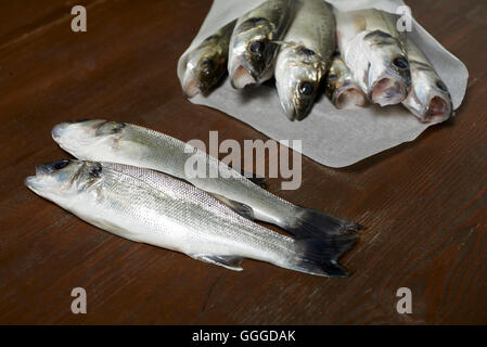 frischer Fisch, Wolfsbarsch, bereit für das Kochen Stockfoto