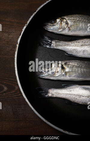 frischer Fisch, Wolfsbarsch, bereit für das Kochen Stockfoto