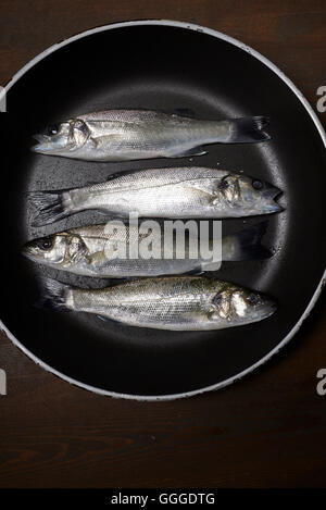 frischer Fisch, Wolfsbarsch, bereit für das Kochen Stockfoto