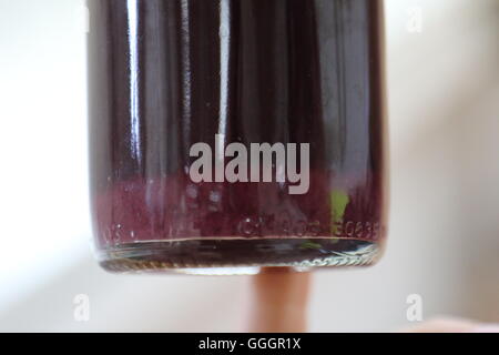 Flasche mit Traubensaft am Laboratory of Pewsey Vale Weinberg, Eden Valley, Australien Stockfoto