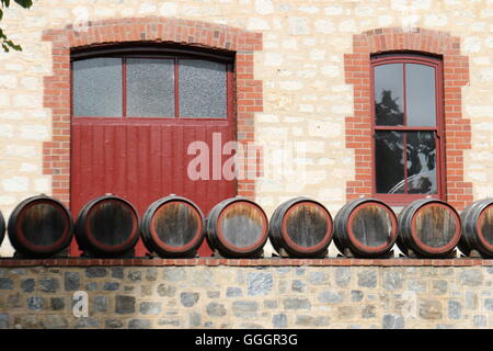 Alte Fässer aufgereiht auf dem Anwesen von Pewsey Vale Weinberg, Eden Valley, Australien Stockfoto