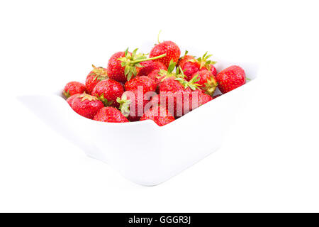 Frische Erdbeeren in Schüssel weiß Stockfoto