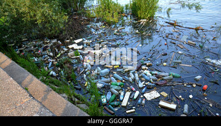 Verschmutzten Fluss mit verschiedenen Müll und Abfall Stockfoto