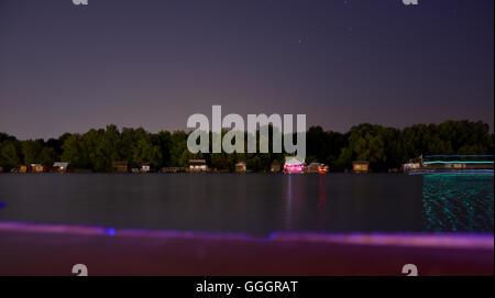 Holzhäuser am Fluss in der Nacht Stockfoto